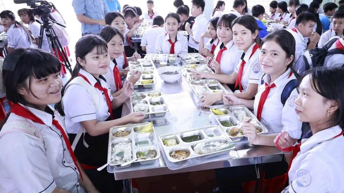 Học sinh xã Tân Tiến ăn cơm bán trú. (Ảnh: NS)