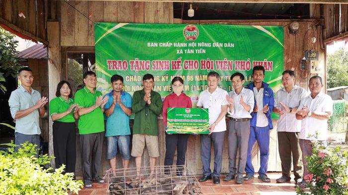 Các hội, đoàn thể xã Tân Tiến hỗ trợ sinh kế cho nhân dân. (Ảnh: NS)