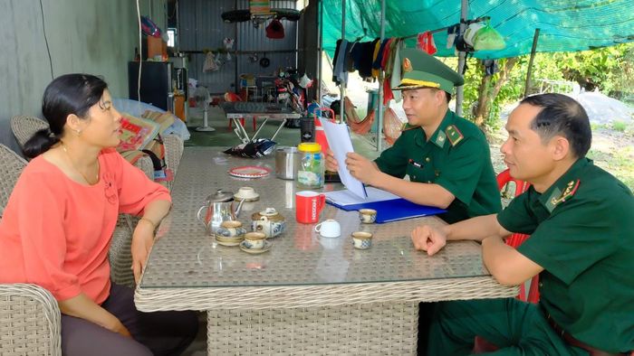 Bộ đội Biên phòng thành phố Đồng Nai nắm tình hình trong nhân dân ở khu vực biên giới xã Tân Tiến. (Ảnh: NS)