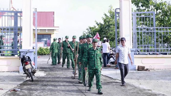 Các lực lượng trên địa bàn xã Tân Tiến ra quân vệ sinh môi trường. (Ảnh: NS)