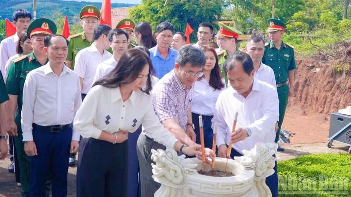 Các đại biểu thành kính dâng hương, tưởng nhớ và bày tỏ lòng biết ơn sâu sắc đối với các thế hệ cán bộ, chiến sĩ đã chiến đấu, hy sinh trong quá trình mở đường, khai thông tuyến hành lang chiến lược bắc-nam. (Ảnh: NGUYỄN SEN)