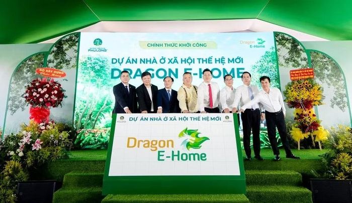 Lãnh đạo Bộ Xây dựng, Ủy ban nhân dân Thành phố Hồ Chí Minh và nhà đầu tư nhấn lệnh khởi công một dự án nhà ở xã hội do Tập đoàn Phú Long đầu tư. (Ảnh: QUANG QUÝ)