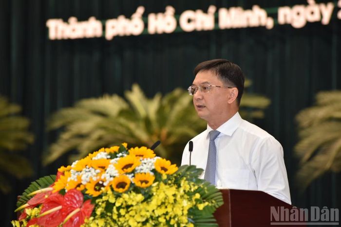 Ông Nguyễn Mạnh Cường, Ủy viên dự khuyết Trung ương Đảng, Ủy viên Ban Thường vụ Thành ủy, Phó Chủ tịch Ủy ban nhân dân Thành phố trình bày báo cáo tóm tắt quy hoạch tổng thể Thành phố Hồ Chí Minh. (Ảnh: VƯƠNG LÊ)