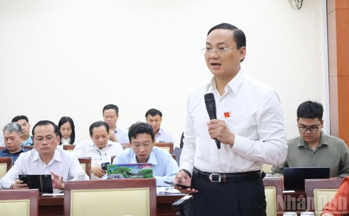 Ông Phan Ngọc Phúc, Bí thư Đảng ủy, Chủ tịch Hội đồng nhân dân xã Nhà Bè phát biểu tại buổi thảo luận tổ chiều 29/10. (Ảnh: VƯƠNG LÊ)