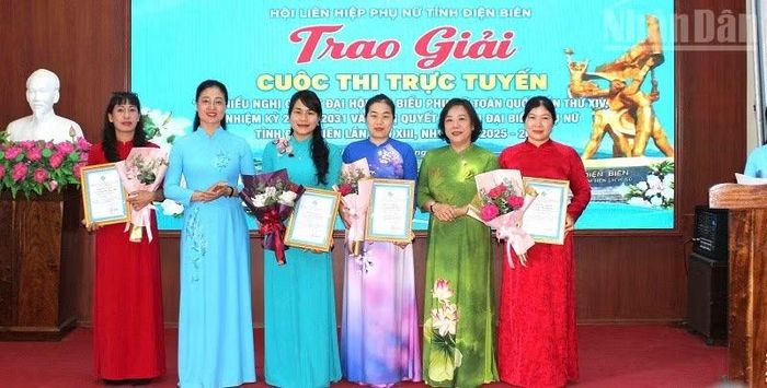 Bà Pờ Diệu Ninh, Chủ tịch Hội Liên hiệp Phụ nữ tỉnh Điện Biên và lãnh đạo Hội Liên hiệp Phụ nữ tỉnh Điện Biên trao giải tập thể cho các xã có đông thí sinh là hội viên phụ nữ tham gia cuộc thi. (Ảnh: LÊ LAN)