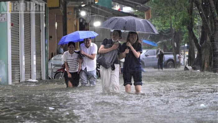  Nhiều tuyến phố trên địa bàn thành phố Vinh cũ thường ngập nặng khi có mưa lớn kéo dài. 
