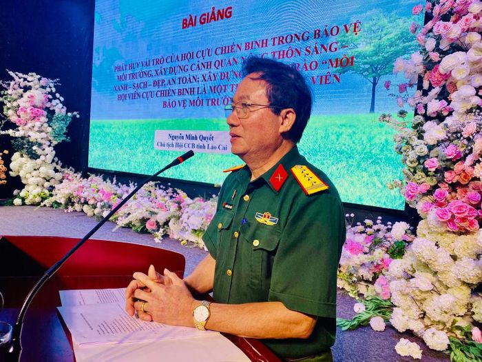 Đại tá Nguyễn Minh Quyết, Phó Chủ tịch Uỷ ban Mặt trận Tổ quốc tỉnh, Chủ tịch Hội Cựu chiến binh tỉnh Lào Cai, phát biểu bế mạc hội nghị. (Ảnh: MINH SƠN)