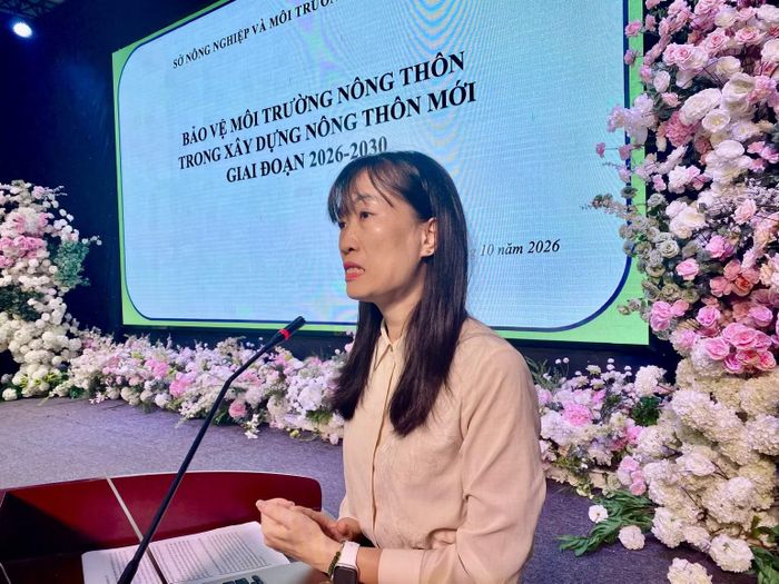 Báo cáo viên Nguyễn Thị Hương, cán bộ Sở Nông nghiệp-Môi trường tỉnh Lào Cai trình bày chuyên đề: Tăng cường quản lý chất thải rắn, nước thải, chất thải theo hướng tuần hoàn bền vững và thích ứng với biến đổi khí hậu; ứng dụng công nghệ xử lý chất thải hiện đại, thân thiện môi trường, giảm thiểu chôn lấp trực tiếp. (Ảnh: MINH SƠN)