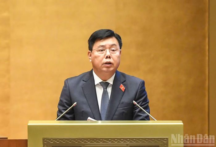 Bộ trưởng Nội vụ Nguyễn Tiến Hải giải trình, làm rõ một số nội dung đại biểu Quốc hội quan tâm. (Ảnh: DUY LINH)