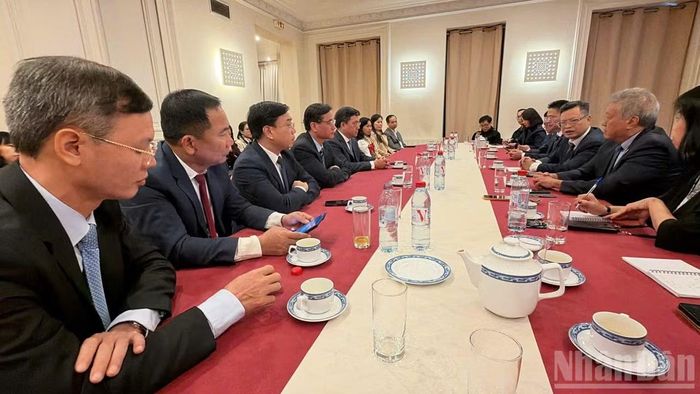 Đoàn công tác tỉnh Phú Thọ làm việc với Đại sứ quán Việt Nam tại Pháp. (Ảnh: KHẢI HOÀN)