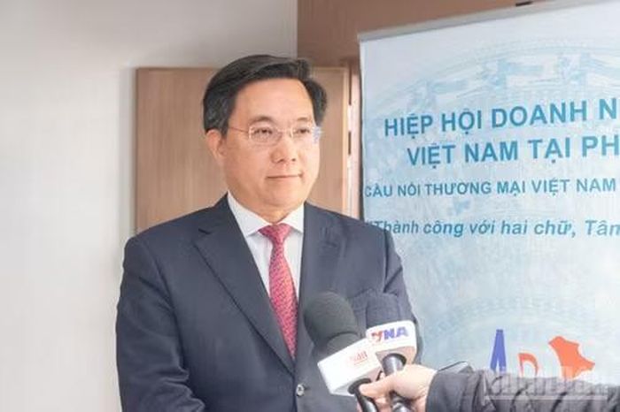 Chủ tịch Ủy ban nhân dân tỉnh Phú Thọ Trần Duy Đông trả lời phỏng vấn báo chí bên lề hội nghị. (Ảnh: KHẢI HOÀN)