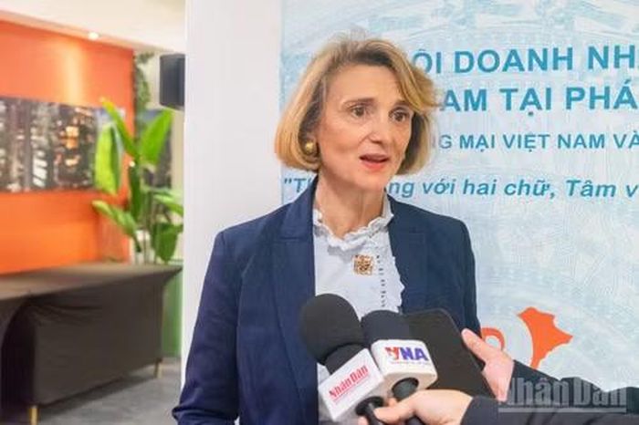 Bà Elisabeth Affray, Giám đốc phụ trách quan hệ đối ngoại và đối tác khu vực của Phòng Nghề thủ công và tiểu thủ công nghiệp vùng Île-de-France chia sẻ về triển vọng hợp tác với tỉnh Phú Thọ. (Ảnh: TRUNG HƯNG)
