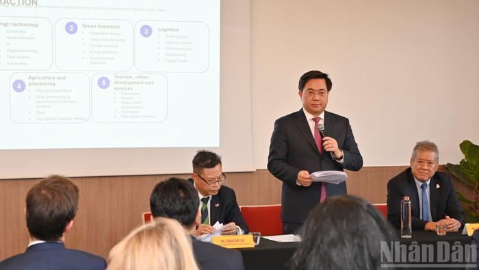 Chủ tịch Trần Duy Đông khẳng định tỉnh Phú Thọ luôn duy trì môi trường đầu tư minh bạch, ổn định và cam kết đồng hành, tạo mọi điều kiện thuận lợi nhất cho các dự án của đối tác Pháp. (Ảnh: KHẢI HOÀN)
