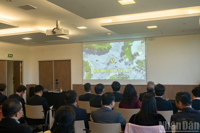 Các đại biểu xem video giới thiệu về tiềm năng, lợi thế và định hướng thu hút đầu tư của tỉnh Phú Thọ. (Ảnh: TRUNG HƯNG)