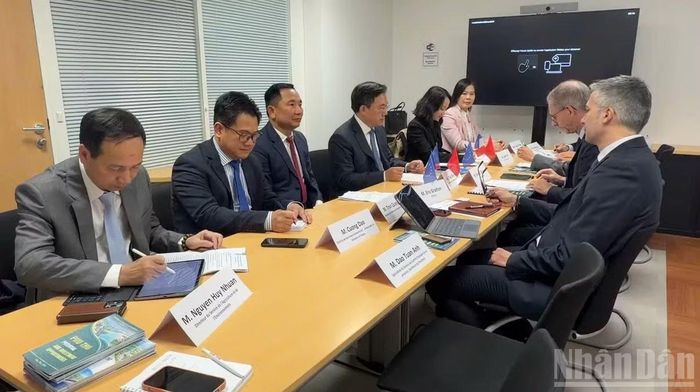 Đoàn công tác tỉnh Phú Thọ làm việc với Nghiệp đoàn giới chủ Pháp (MEDEF International). (Ảnh: KHẢI HOÀN)
