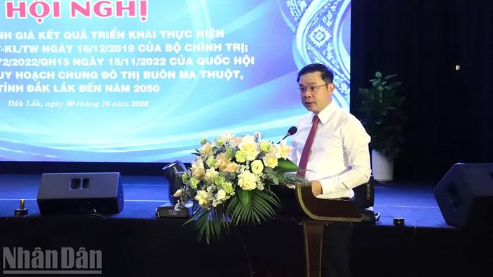 Chủ tịch Ủy ban nhân dân tỉnh Đắk Lắk Đỗ Hữu Huy phát biểu khai mạc hội nghị. (Ảnh: CÔNG LÝ)