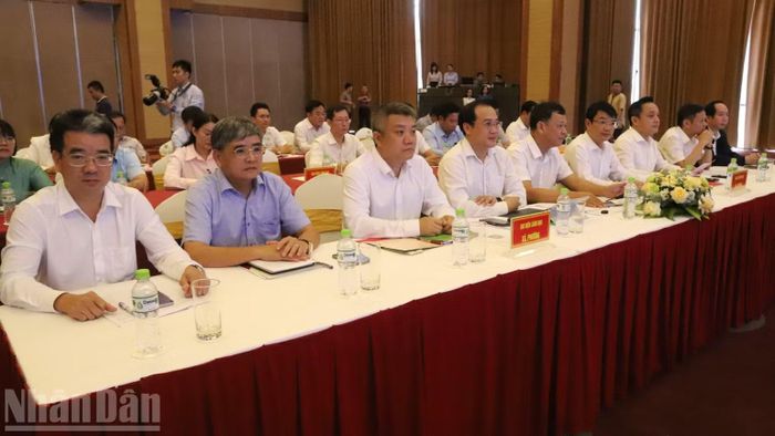 Các đồng chí lãnh đạo các phường, xã thuộc quy hoạch đô thị Buôn Ma Thuột dự hội nghị. (Ảnh: CÔNG LÝ)