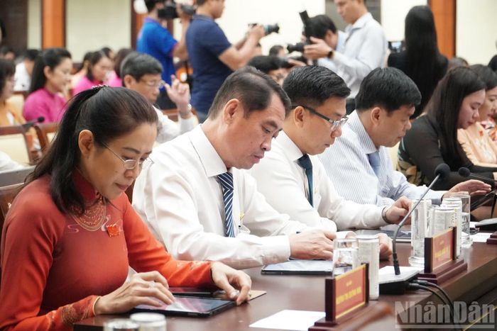 Các đại biểu bấm nút thông qua các nghị quyết tại kỳ họp. (Ảnh: VƯƠNG LÊ)