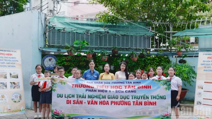 Học sinh Trường tiểu học Tân Bình, phân hiệu 1-Sơn Cang tham gia trải nghiệm sản phẩm du lịch di sản-văn hóa trên địa bàn. (Ảnh: Cộng tác viên)