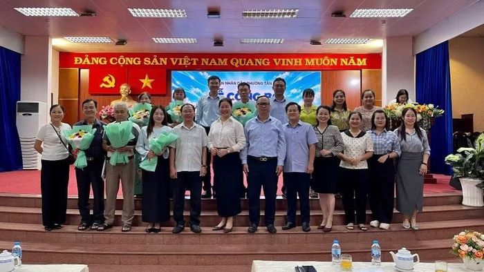 Các đại biểu tham dự buổi lễ chụp hình lưu niệm.