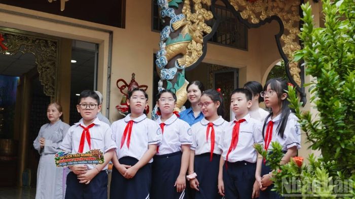 Các em học sinh tham quan chùa Phật Đà. (Ảnh: LINH BẢO)