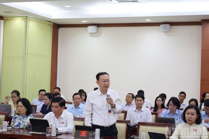 Các đại biểu phát biểu tại kỳ họp. (Ảnh: VƯƠNG LÊ)