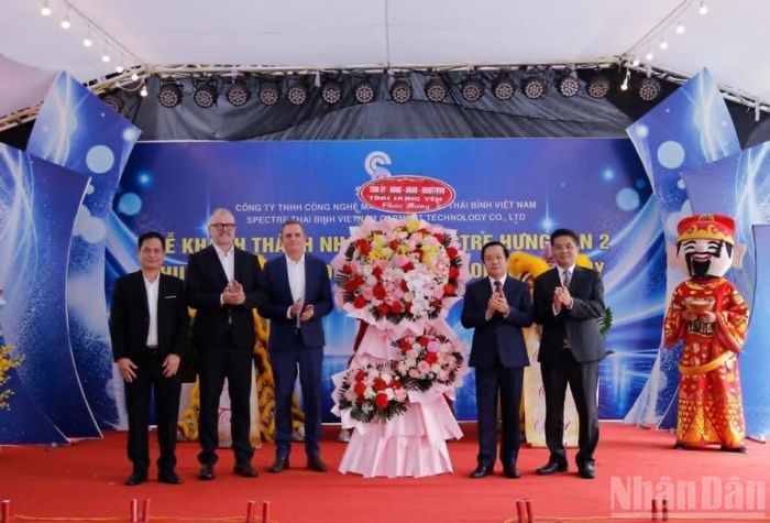 Đồng chí Phạm Quang Ngọc, Ủy viên Trung ương Đảng, Bí thư Tỉnh ủy Hưng Yên tặng hoa chúc mừng. (Ảnh: MAI TÚ)
