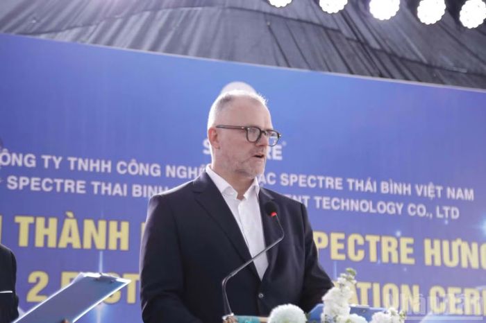 Ông Jesper Klausen, đồng sở hữu Spectre phát biểu ý kiến. (Ảnh: MAI TÚ)