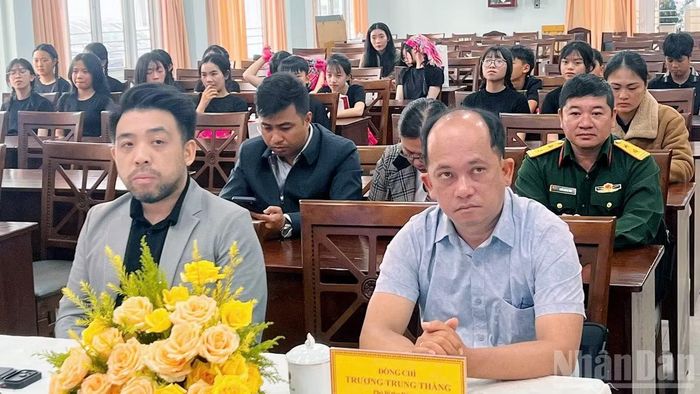 Đại biểu tham dự buổi lễ. (Ảnh: ĐAM TRỌNG)