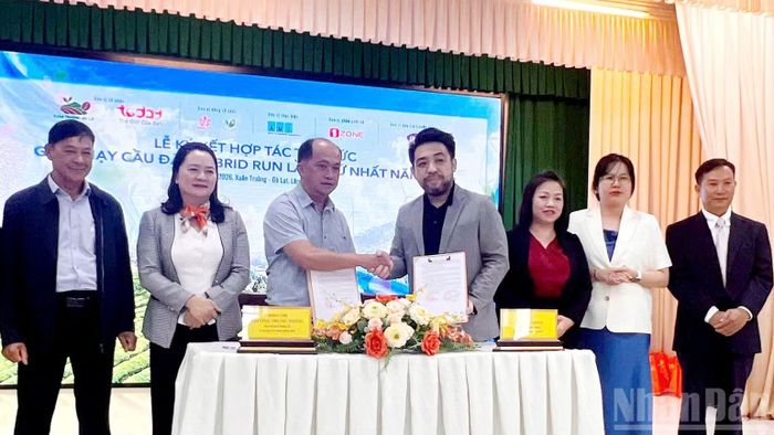 Lãnh đạo phường Xuân Trường-Đà Lạt và Tập đoàn Quốc tế truyền thông-kênh truyền hình TodayTV ký kết hợp tác tổ chức Giải chạy Cầu Đất Hybrid Run lần thứ nhất năm 2026. (Ảnh: ĐAM TRỌNG)