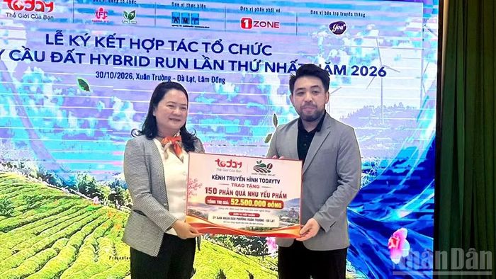 Kênh truyền hình TodayTV trao biểu trưng tặng 150 phần quà cho người dân địa phương. (Ảnh: ĐAM TRỌNG)