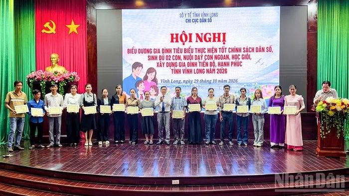 Lãnh đạo Sở Y tế trao biểu dương cho những gia đình tiêu biểu. (Ảnh: BÁ DŨNG)