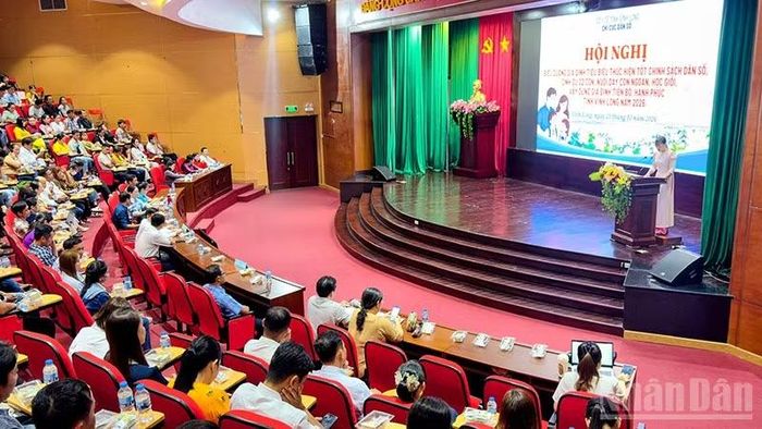 Gia đình tiêu biểu trình bày tham luận tại hội nghị biểu dương. (Ảnh: BÁ DŨNG)