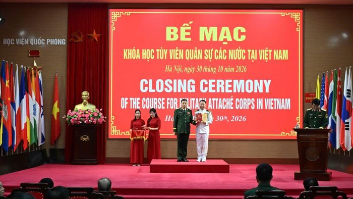  Giám đốc Học viện Quốc phòng Trần Việt Khoa trao Chứng nhận tham gia khóa học cho học viên. ﻿(Ảnh: CTV) 