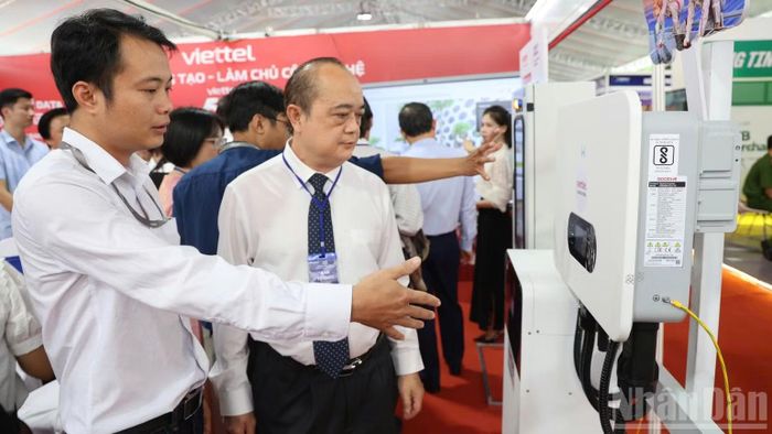 Đại biểu tham quan gian hàng sản phẩm công nghệ số tại triển lãm DIGIFEST Đồng Nai. (Ảnh: THIÊN VƯƠNG)