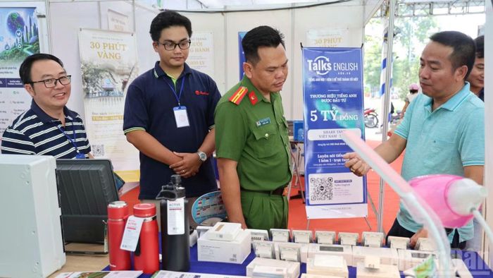 Đại biểu tham quan gian hàng sản phẩm công nghệ số tại triển lãm. (Ảnh: THIÊN VƯƠNG)