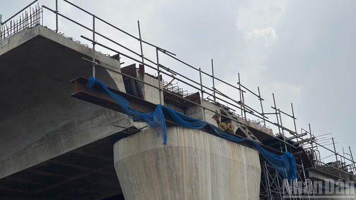 Các đơn vị thi công tiếp tục thực hiện lắp dầm, thi công kết cấu phần trên và những hạng mục phụ trợ.