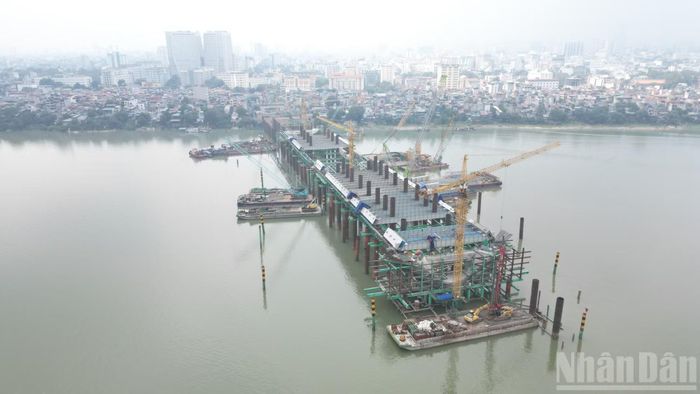 Khởi công ngày 9/10/2025, cầu Trần Hưng Đạo là công trình giao thông trọng điểm của Hà Nội, góp phần tăng cường kết nối hai bờ sông Hồng