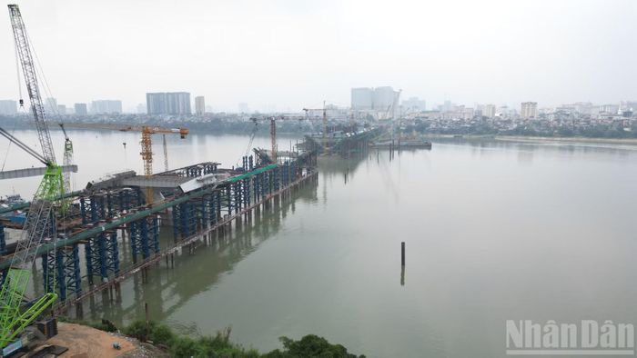 Năm trụ cầu chính giữa sông Hồng cơ bản hoàn thành phần kết cấu, tạo điều kiện triển khai lắp dựng hệ dầm và vòm thép. Đây là những hạng mục quan trọng, quyết định hình dáng cũng như khả năng chịu lực của công trình.