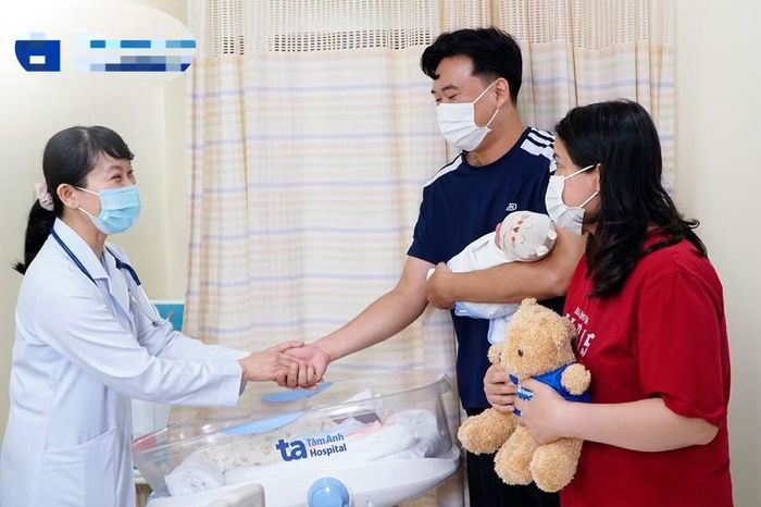 Gia đình hạnh phúc khi đón 2 con được về với gia đình.