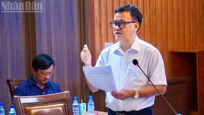 Tiến sĩ, bác sĩ chuyên khoa 2 Huỳnh Minh Chín, Phó Giám đốc Sở Y tế Thành phố Hồ Chí Minh chia sẻ về mô hình chăm sóc người cao tuổi trên địa bàn. (Ảnh: KHANG ANH)