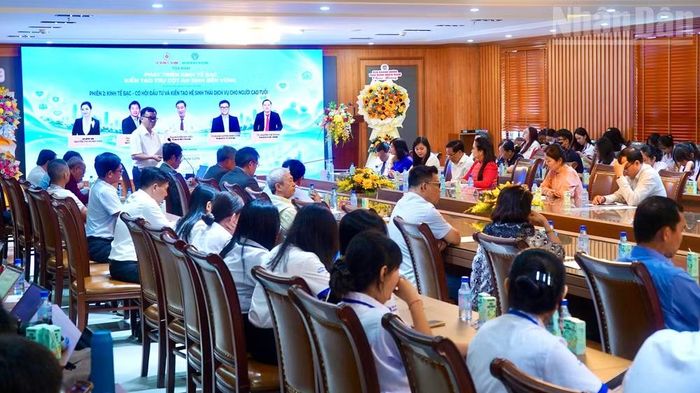 Các chuyên gia chia sẻ ý kiến tại tọa đàm phát triển kinh tế bạc kiến tạo trụ cột an sinh bền vững. (Ảnh: KHANG ANH)