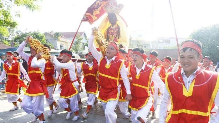 Đám rước tại lễ hội vùng Dâu. (Ảnh: T.T)