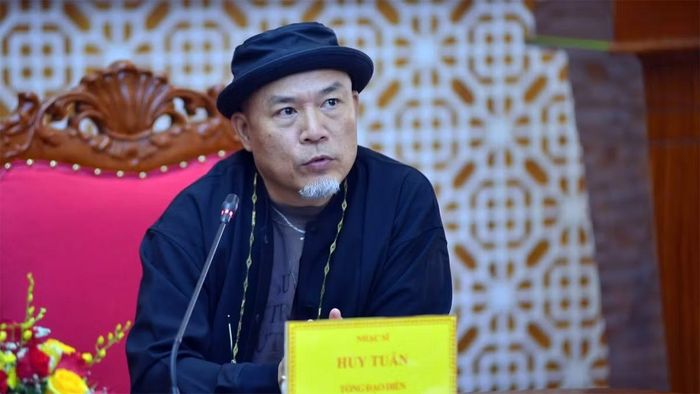 Tổng đạo diễn chương trình, nhạc sĩ Huy Tuấn thông tin về Vietnam Jazz Heritage Festival 2026 tại buổi họp báo. (Ảnh: BẢO VĂN)
