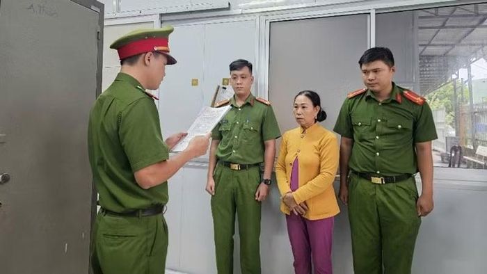 Cơ quan Cảnh sát điều tra thi hành lệnh bắt bị can để tạm giam đối với Lê Thị Viên. (Ảnh: Công an tỉnh An Giang)