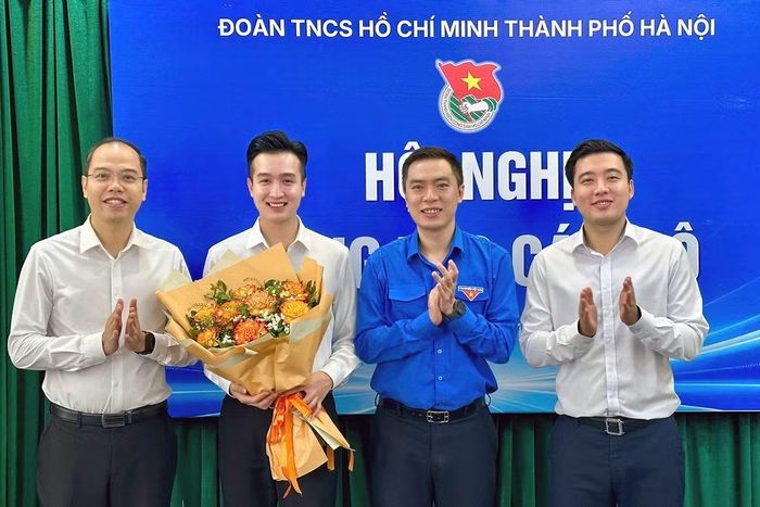 Đồng chí Đào Đức Việt (thứ 2 từ trái sang) thôi giữ chức Chủ tịch Hội đồng Đội thành phố Hà Nội. (Ảnh: Hội đồng Đội thành phố Hà Nội cung cấp)