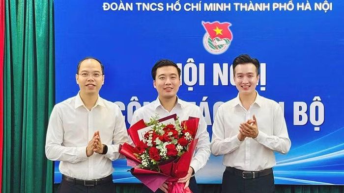 Thường trực Đoàn Thanh niên thành phố Hà Nội tặng hoa chúc mừng đồng chí Dương Minh Đức. (Ảnh: Hội đồng Đội thành phố Hà Nội cung cấp)