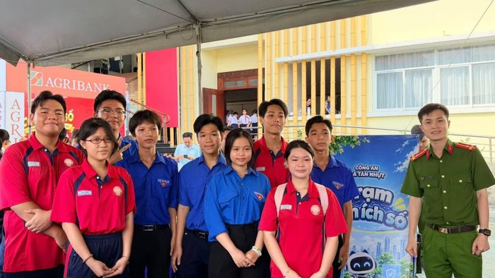 Công an xã Tân Nhựt triển khai nhiều hoạt động nhằm nâng cao nhận thức và kỹ năng phòng ngừa tác hại của ma túy, tội phạm mạng đến các bạn trẻ. (Ảnh: CTV)