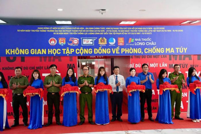 Các đại biểu cắt băng khánh thành mô hình về phòng, chống ma túy. (Ảnh: QUANG QUÝ)