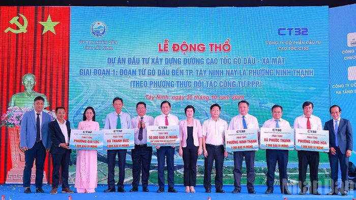 Liên danh nhà đầu tư Cao tốc CT32 trao tặng xi-măng cho 5 xã, phường có tuyến cao tốc đi qua và chương trình xây dựng nhà Đại đoàn kết tại Tây Ninh. (Ảnh: THANH PHONG)
